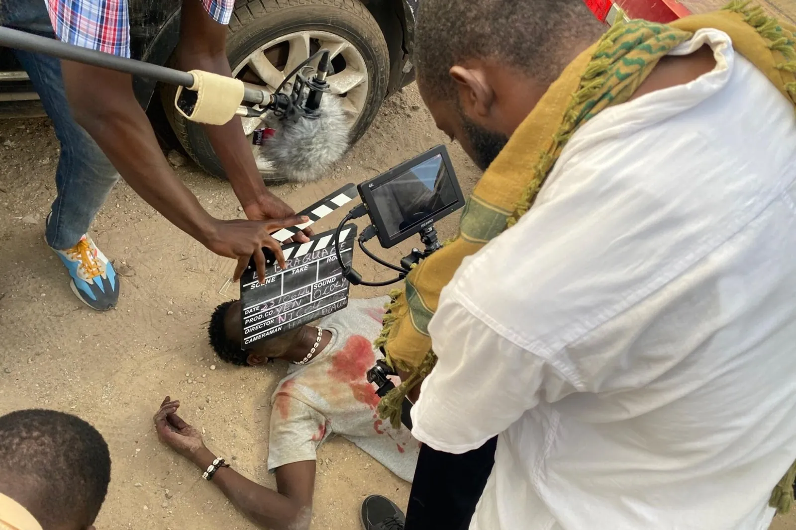 Équipe de tournage au travail sur un plateau