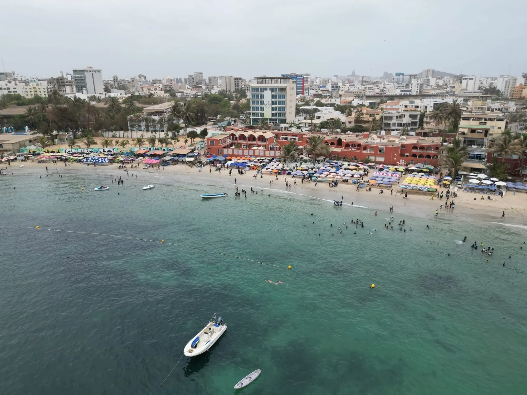 Plage urbaine et front de ville, vue aérienne au Sénégal