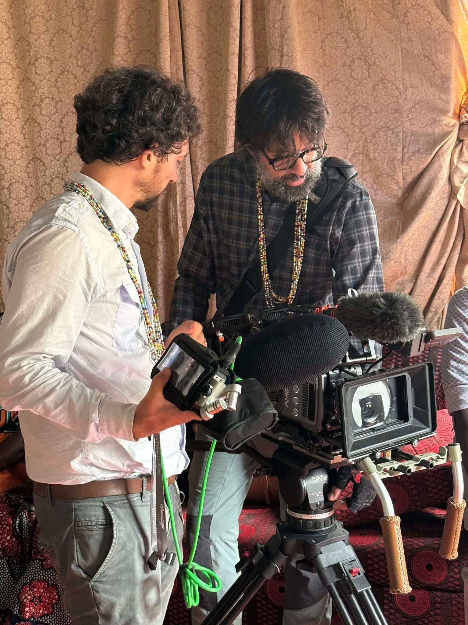 Cadreur caméra à l'épaule sur un tournage au Sénégal