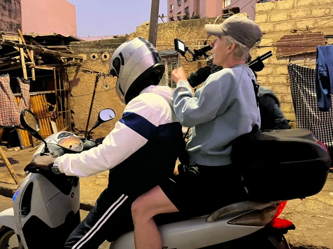 Équipe de tournage en déplacement en ville