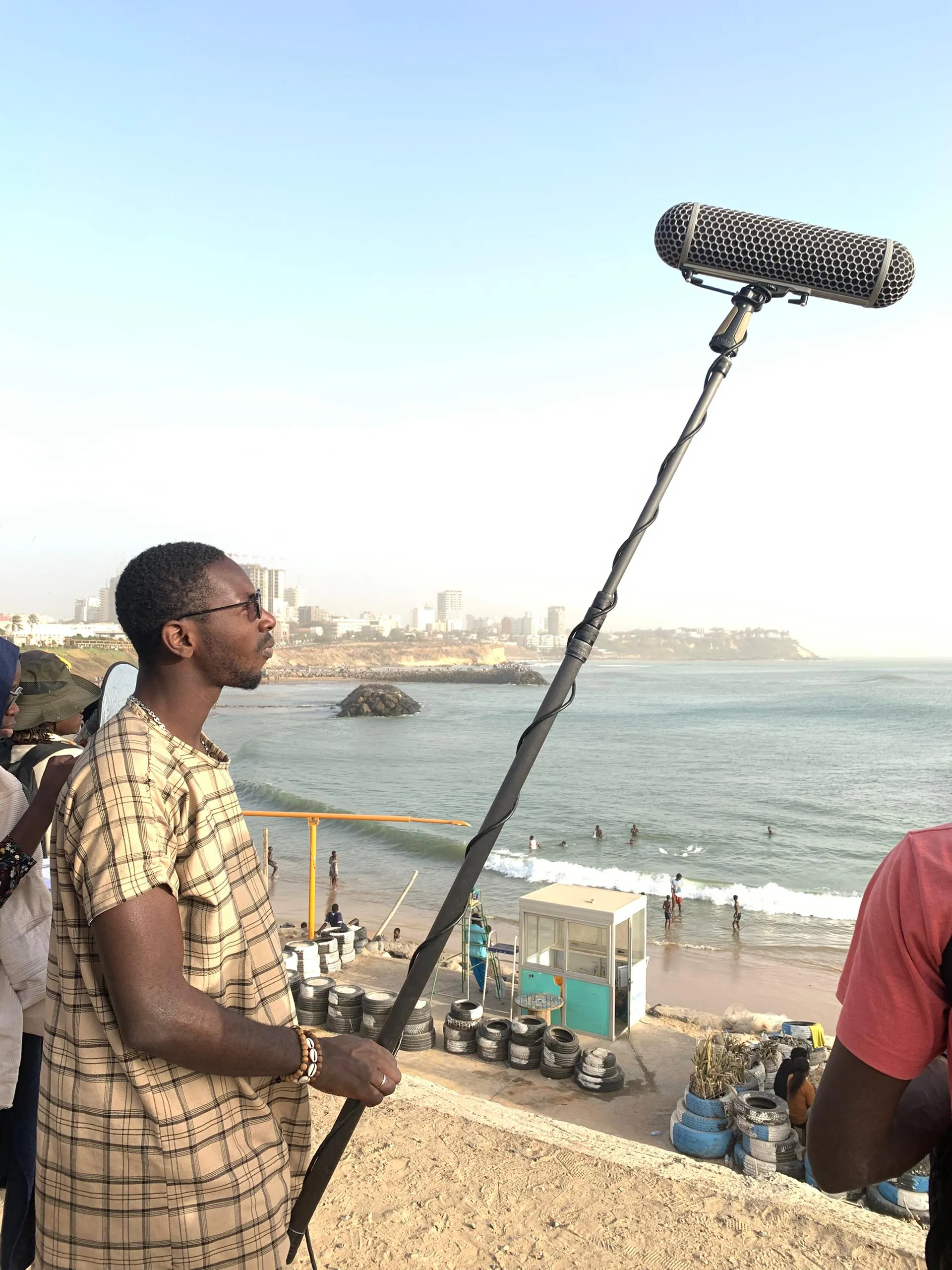 Perchman face à la mer sur un tournage au Sénégal