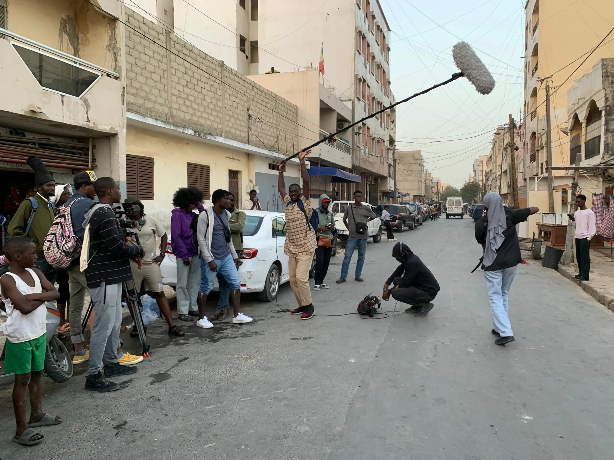 Tournage dans une rue de Dakar, espace public autorisé